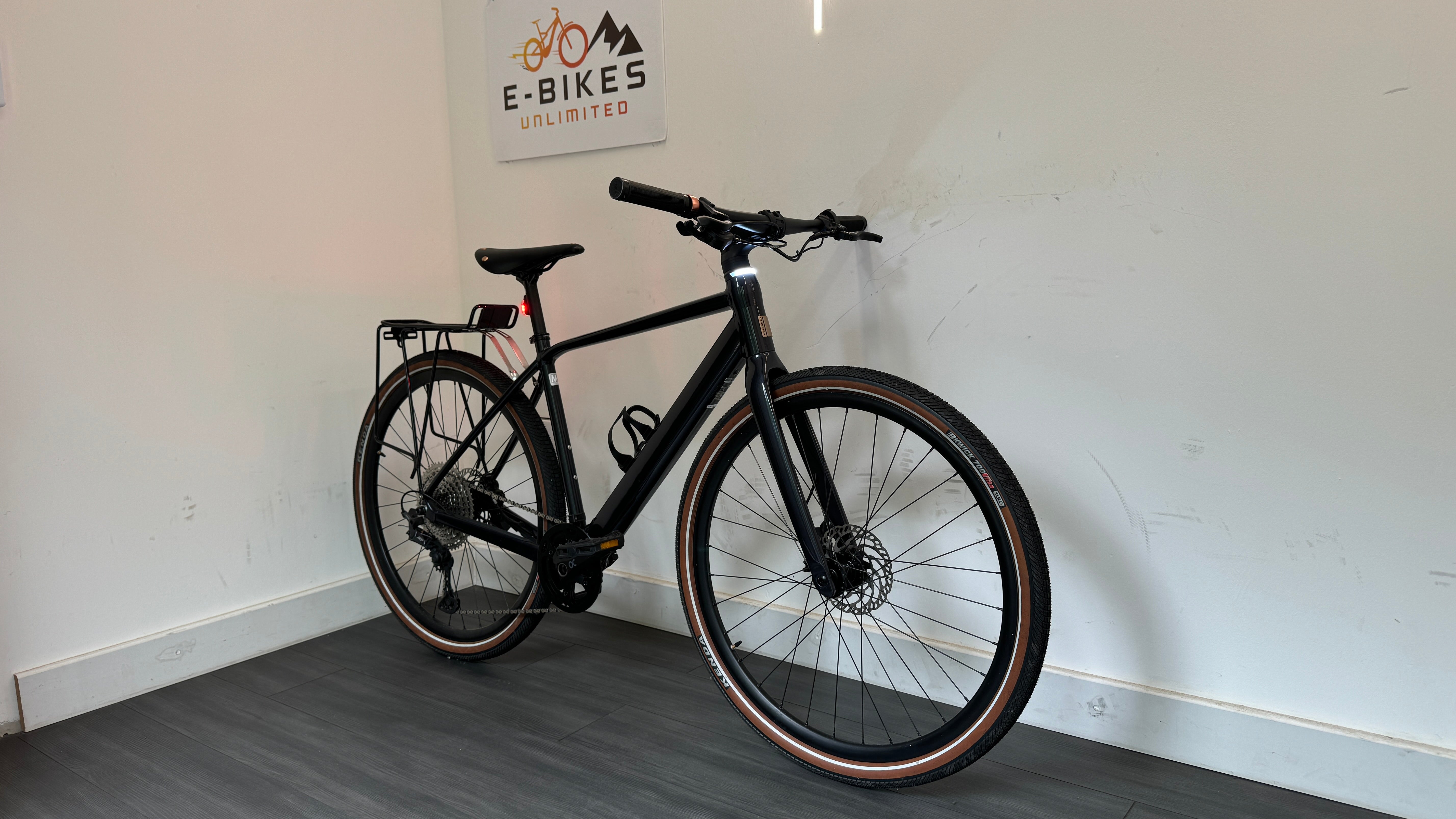 Orbea Vibe H10 700c MEDIUM Electric Bike Black only 77 miles Magura brakes