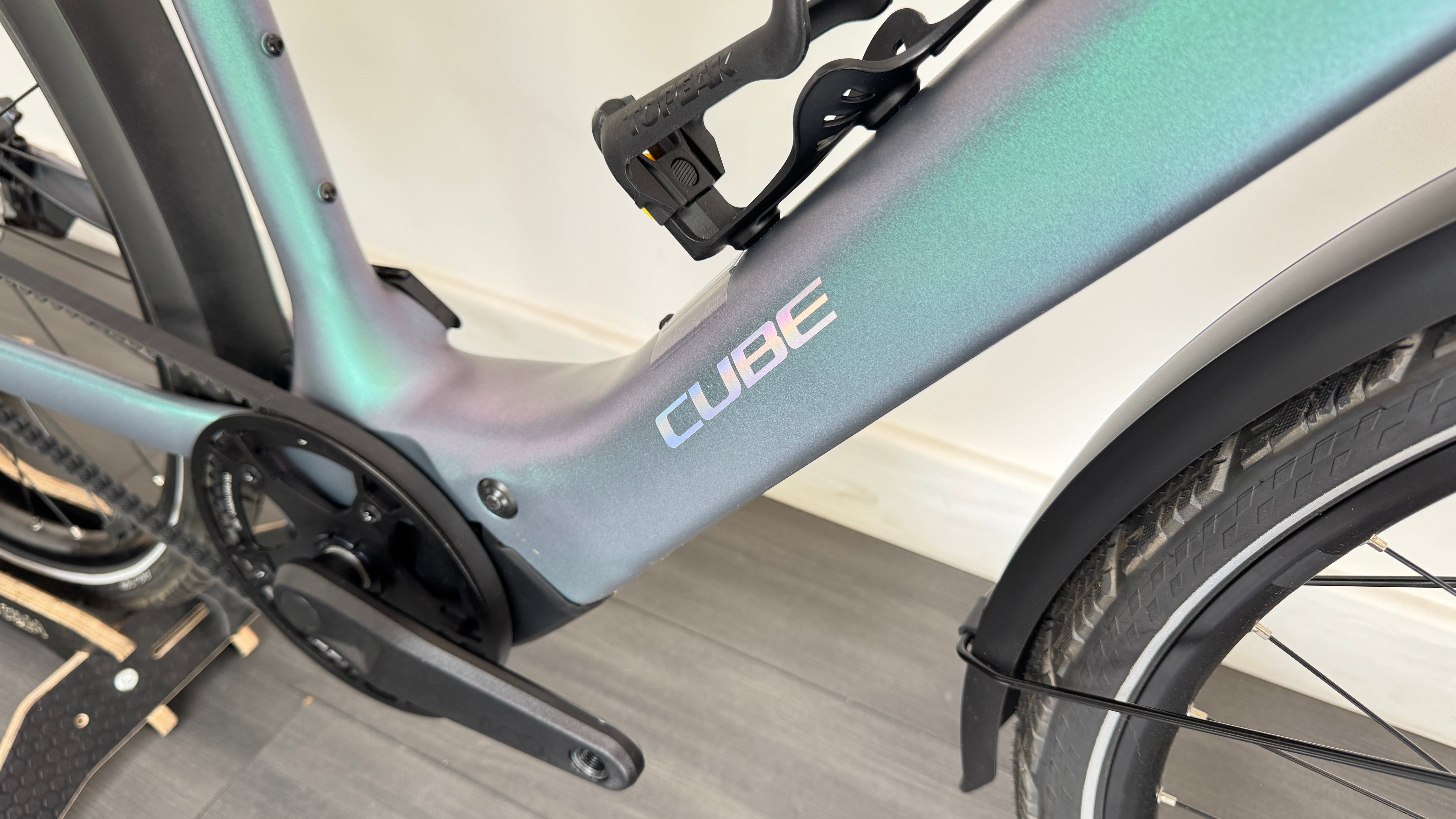 2026 Cube Editor Hybrid SLT 400X FE 58cm LARGE Electric Bike With Belt Drive & Hub Gears In Smaragd Grey & Prism