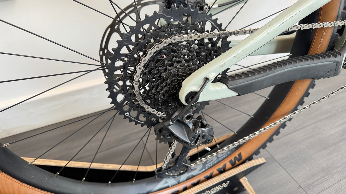 Santa Cruz Heckler Carbon CC S MEDIUM Electric Bike EBIKE Shimano EP8 504Wh Burgtec Upgrades