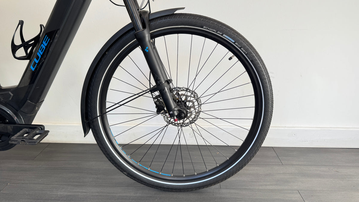 Cube Kathmandu Hybrid Pro 500 MEDIUM Hybrid E-Bike Black & Blue only 220 miles rrp £2700