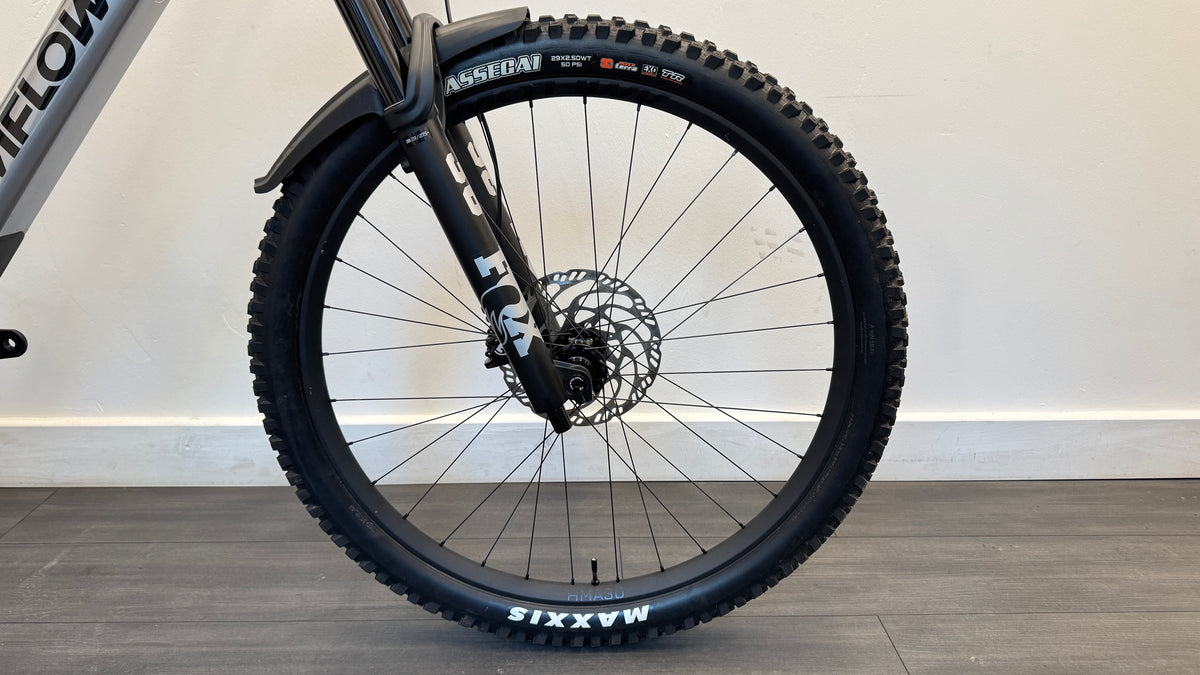 Amflow PL Carbon 800wh EXTRA LARGE (XL) Electric Mountain Bike 2026 Invisiframe only 223 miles