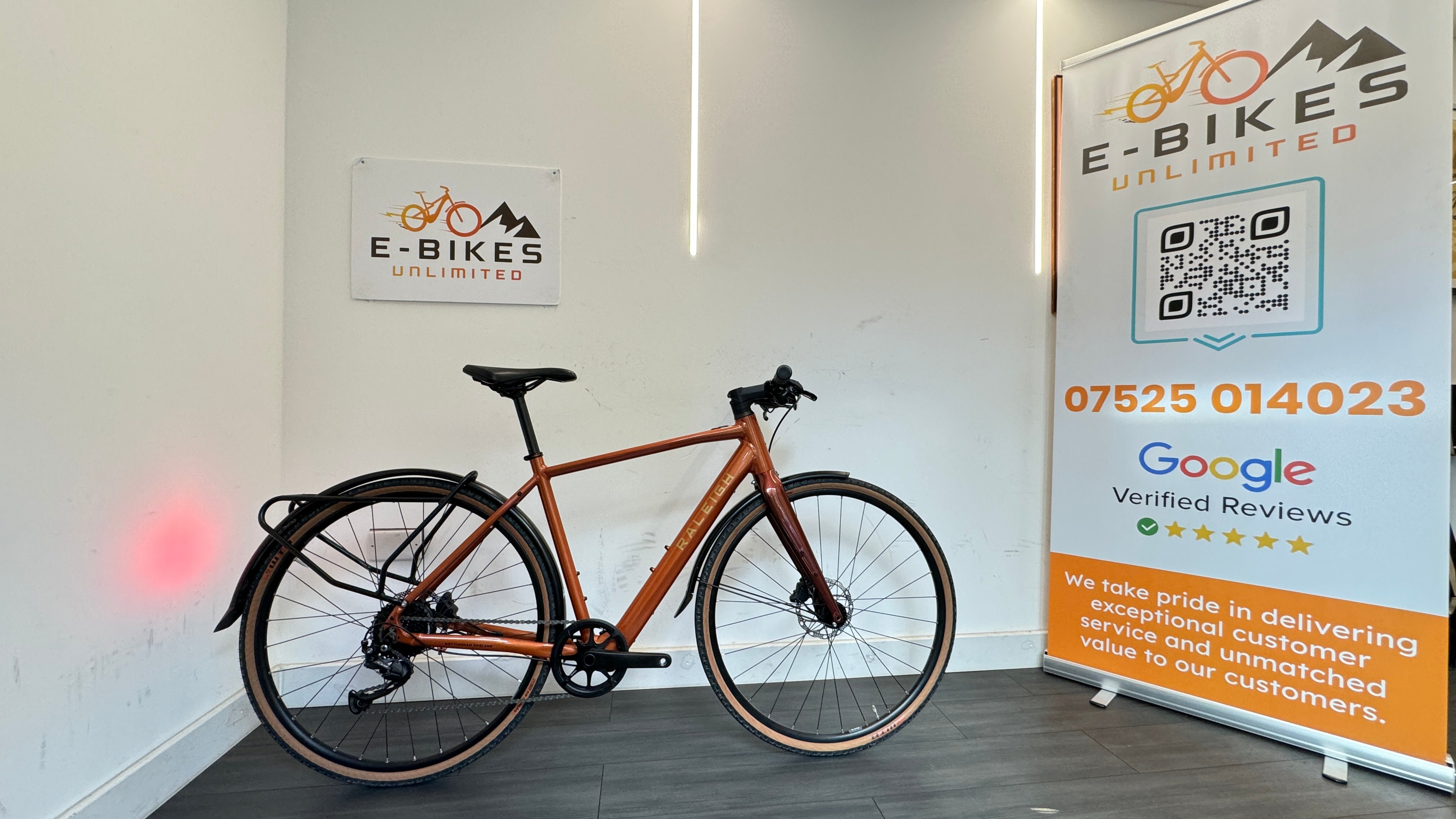 Raleigh Trace Copper Red Medium 50cm Hybrid bike RRP £1650 Only 30 miles