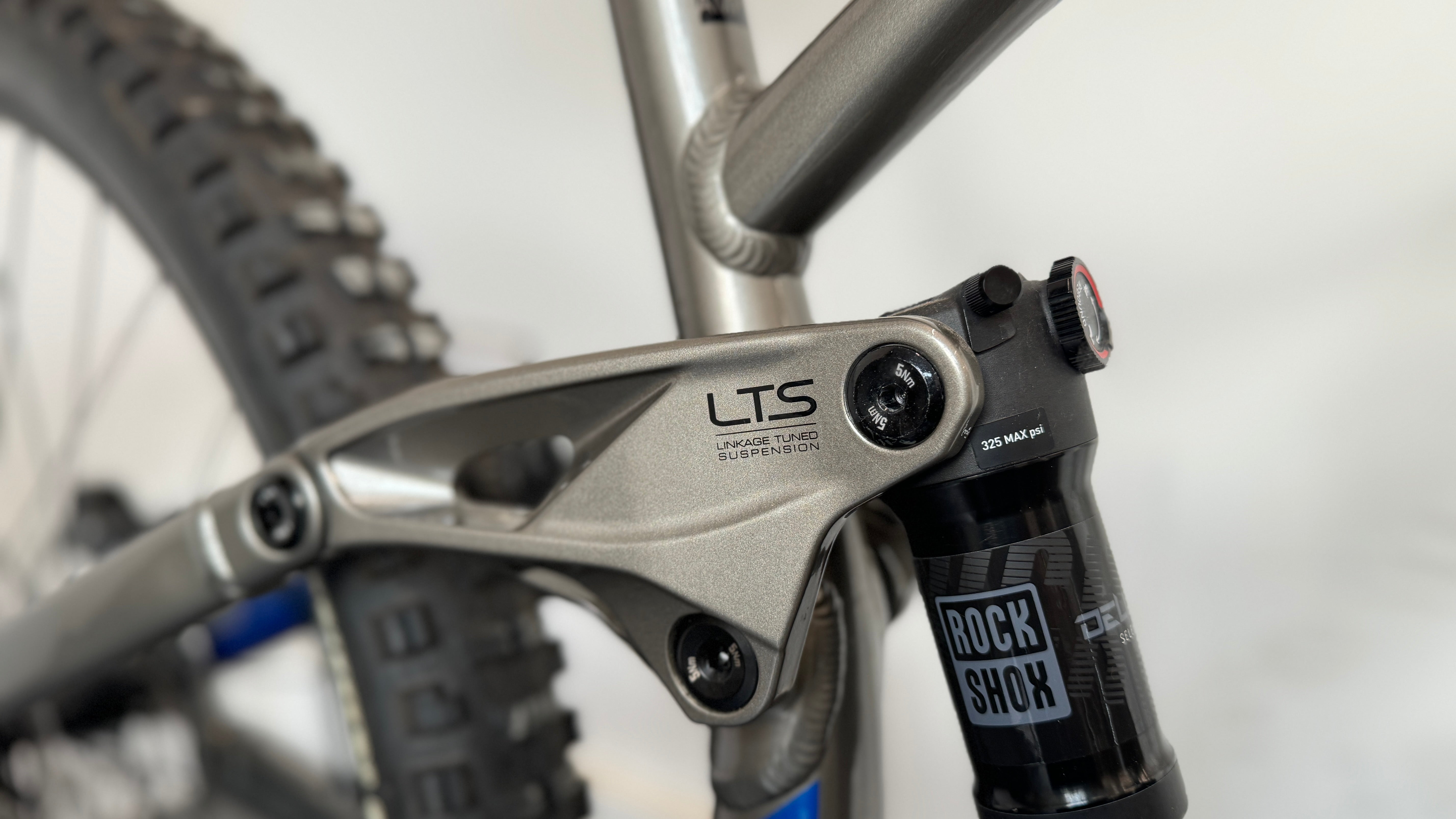 GT e-Force AMPe MTB Mountain Bike LARGE bike ONLY 12 miles 29er Yari forks