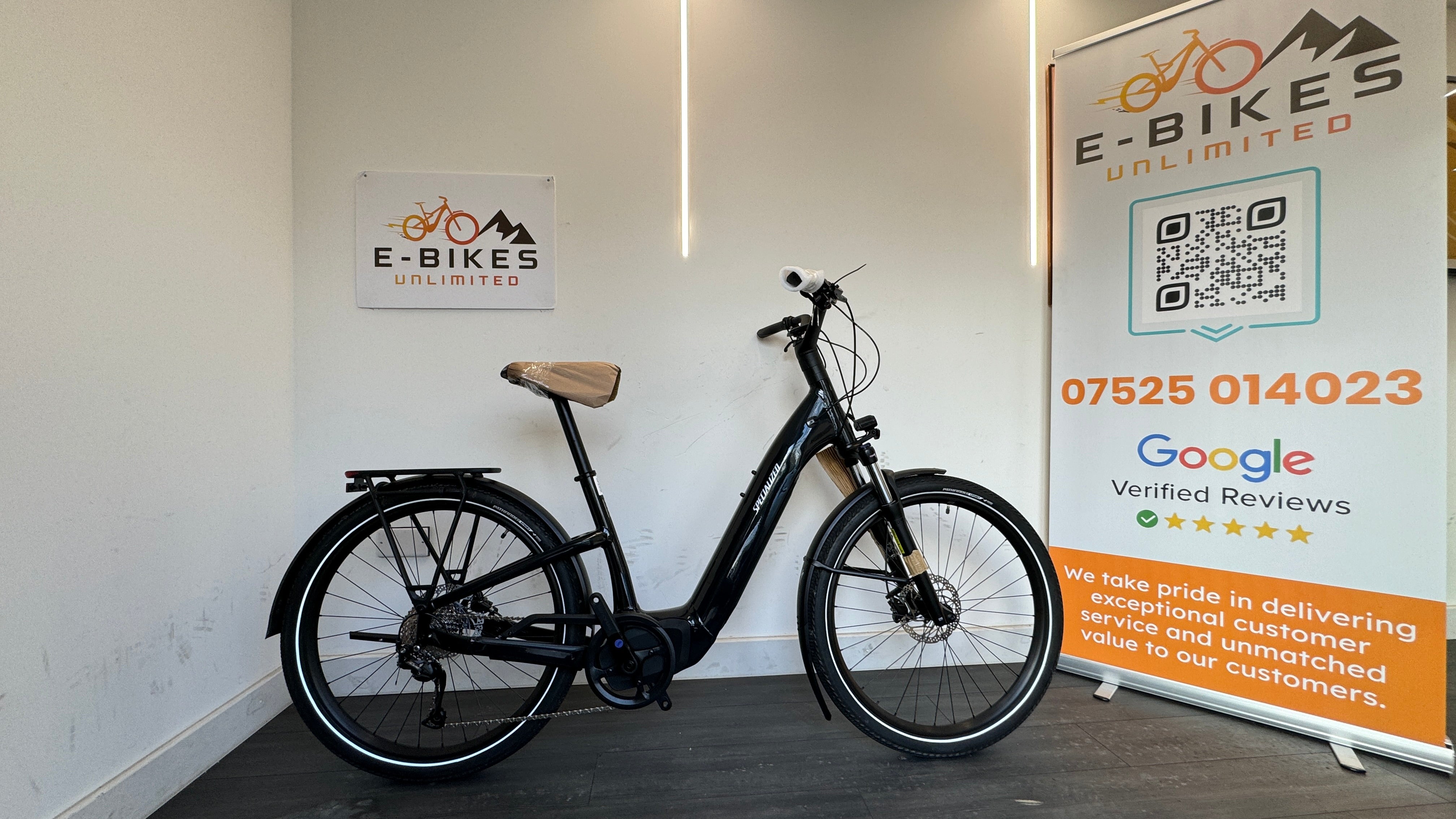 Specialized Turbo Como 3.0 LARGE Black Reflective Brand New