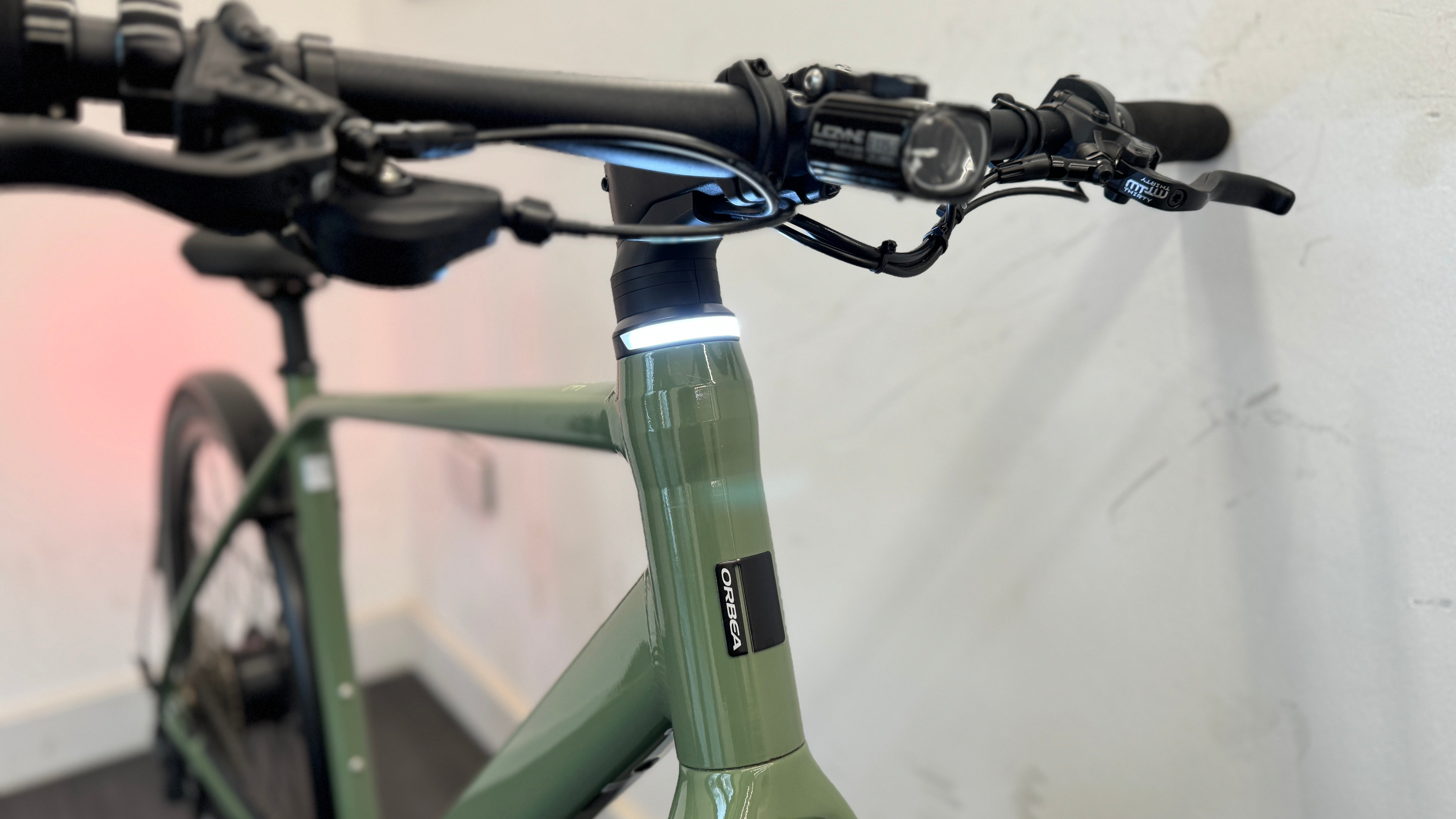 Orbea Vibe H30 LARGE Commuter Crossbar Bike Lezyne lights ONLY 114 miles