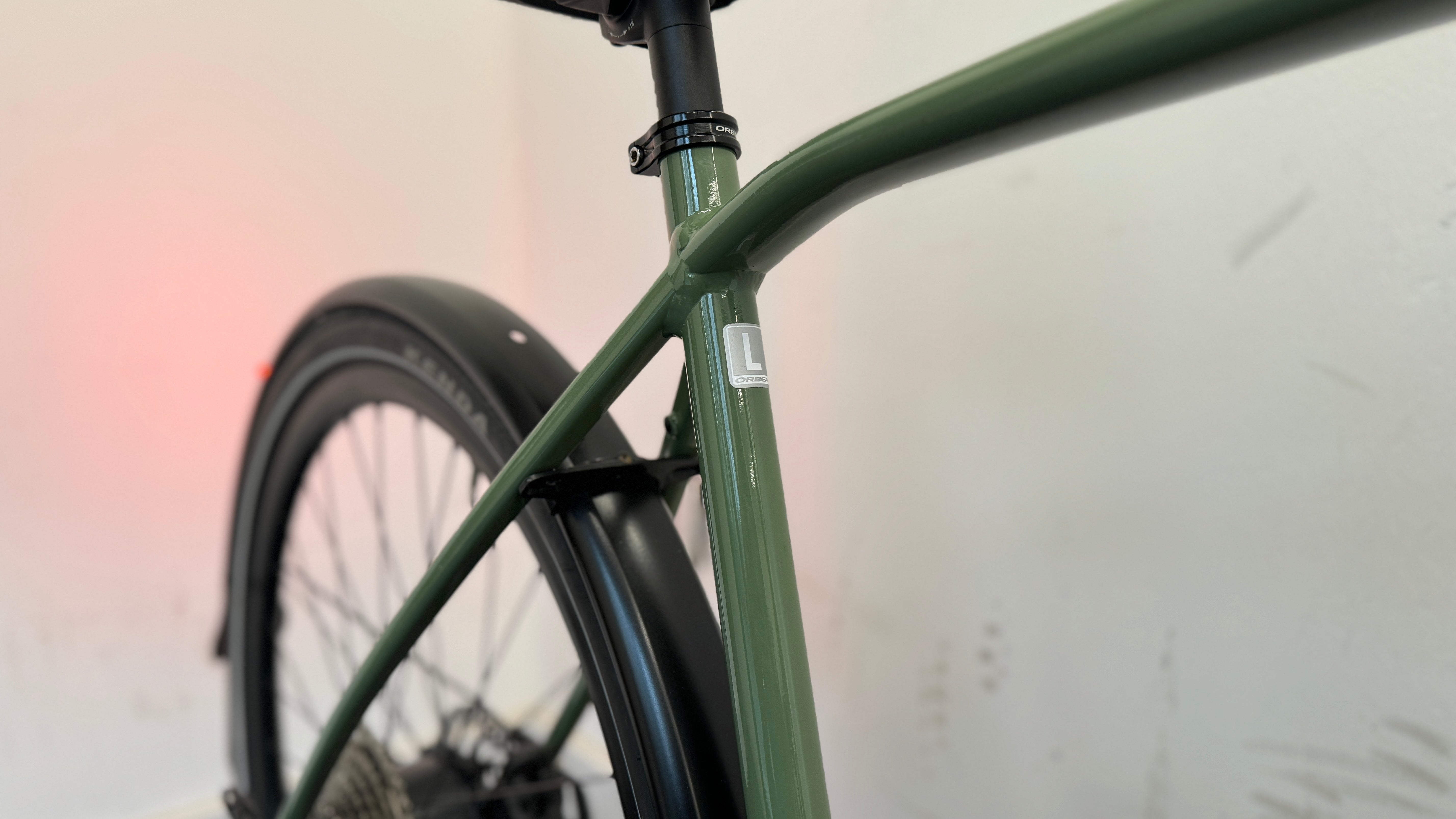 Orbea Vibe H30 LARGE Commuter Crossbar Bike Lezyne lights ONLY 114 miles