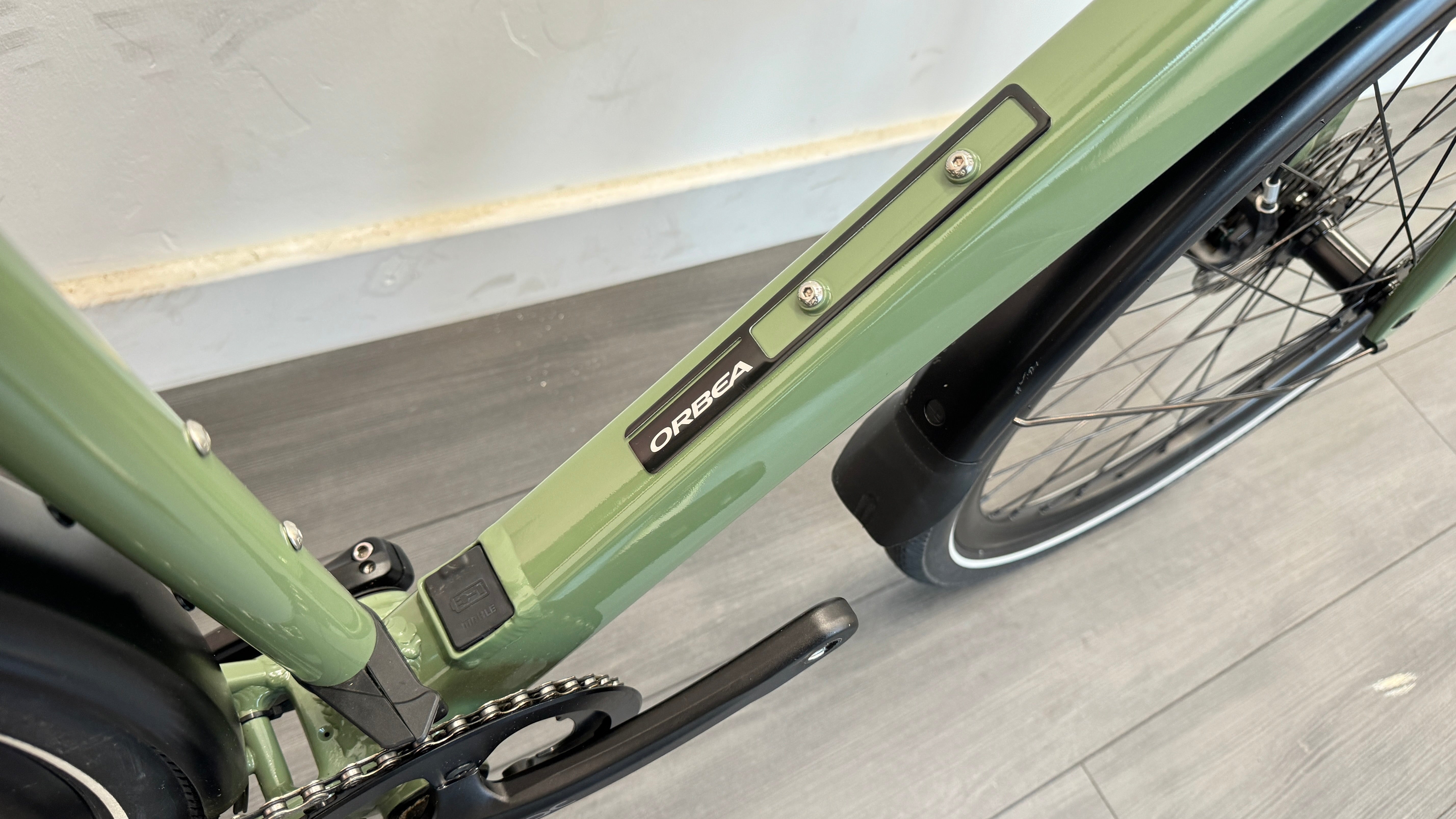 Orbea Vibe H30 LARGE Commuter Crossbar Bike Lezyne lights ONLY 114 miles