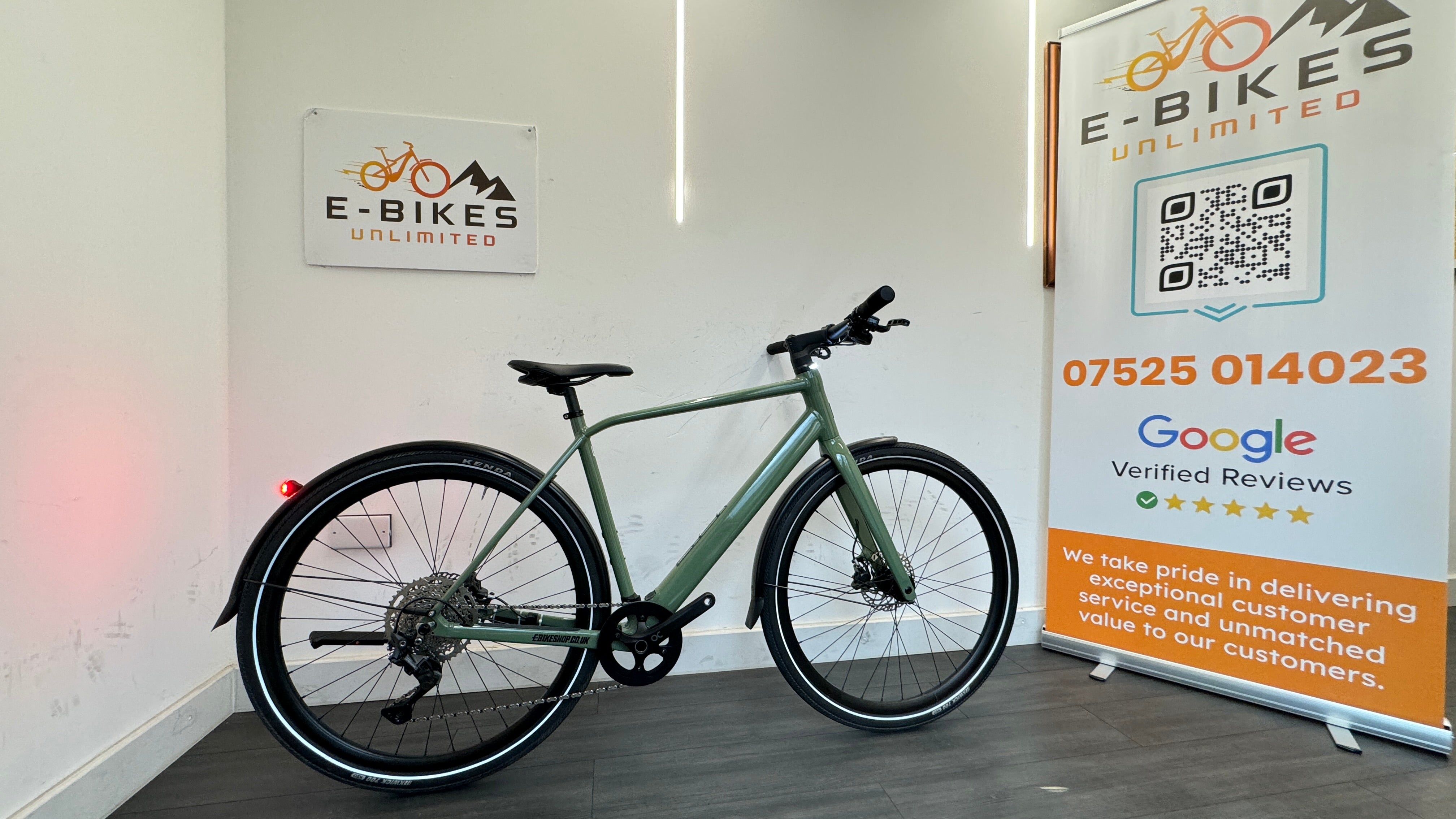 Orbea Vibe H30 LARGE Commuter Crossbar Bike Lezyne lights ONLY 114 miles