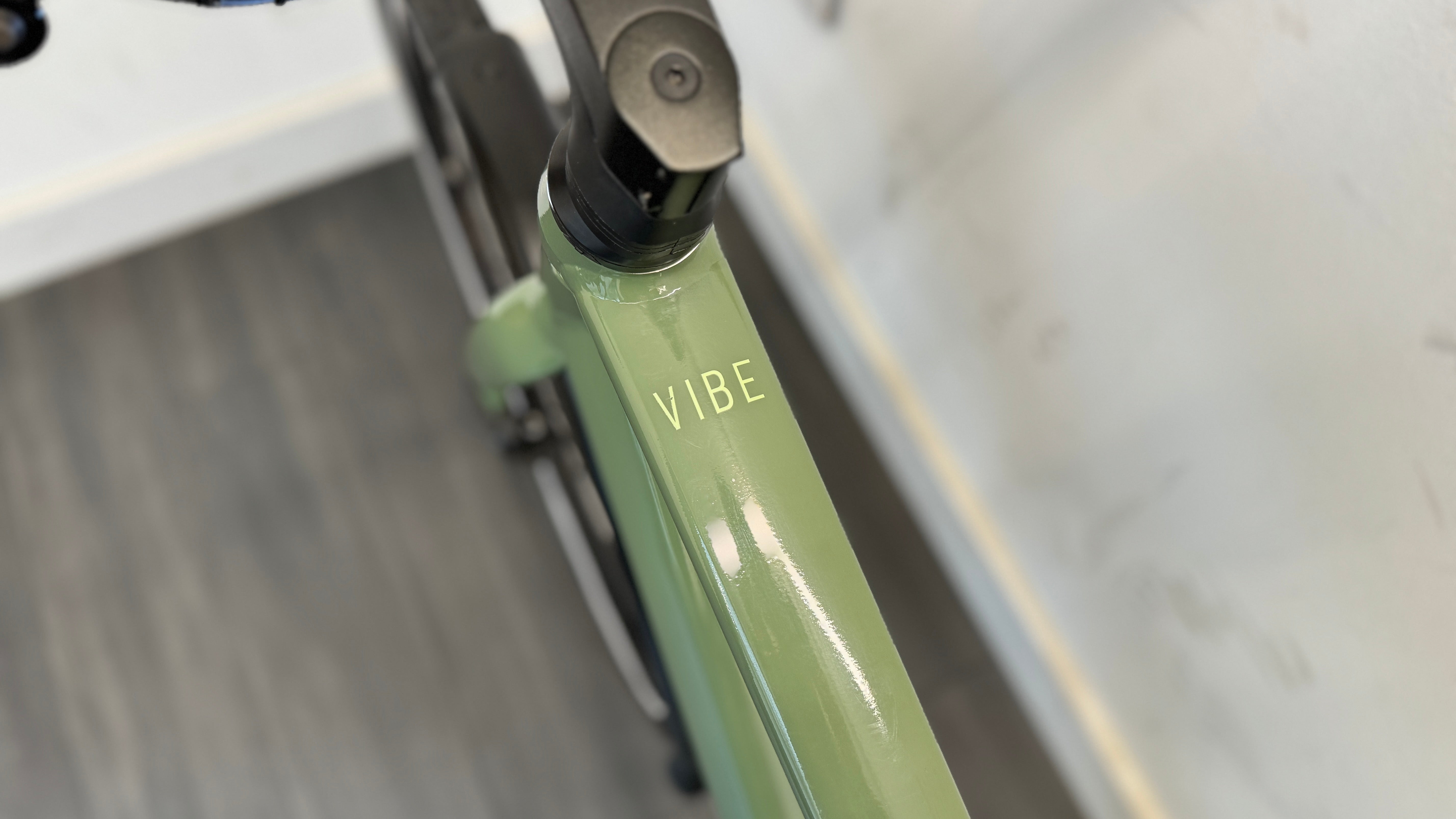 Orbea Vibe H30 LARGE Commuter Crossbar Bike Lezyne lights ONLY 114 miles