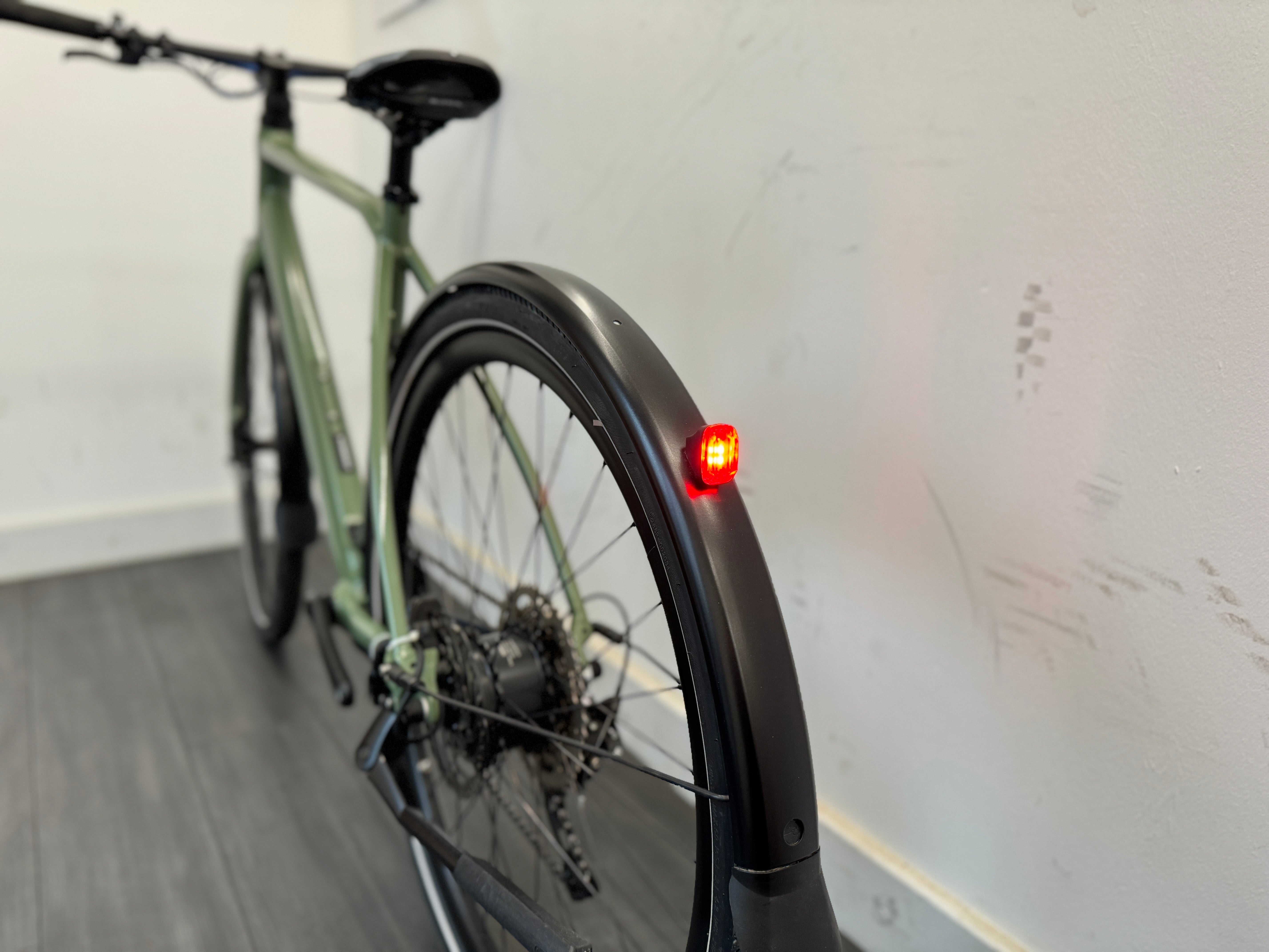 Orbea Vibe H30 LARGE Commuter Crossbar Bike Lezyne lights ONLY 114 miles