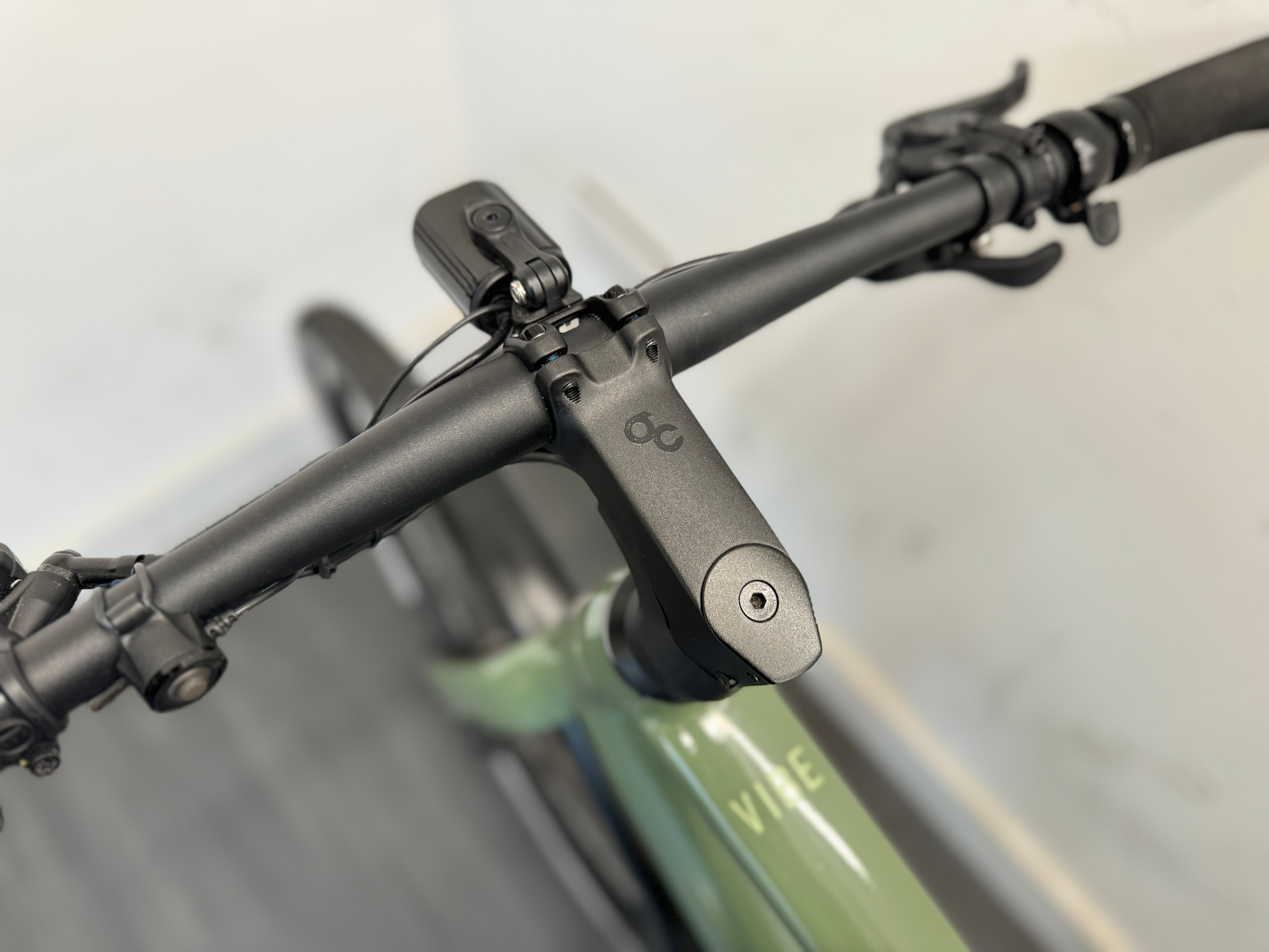 Orbea Vibe H30 LARGE Commuter Crossbar Bike Lezyne lights ONLY 114 miles