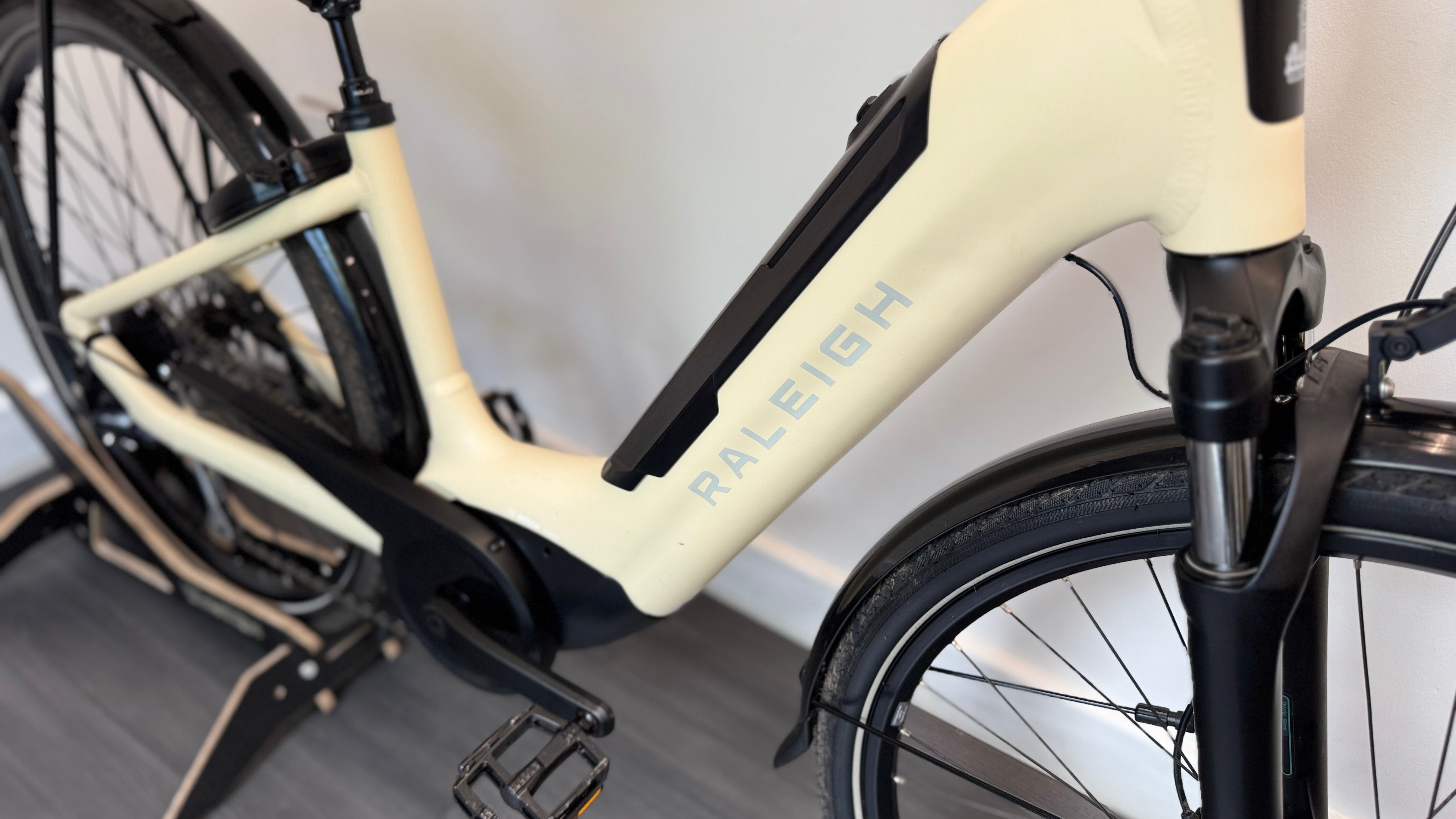 Raleigh Motus GT Lowstep Derailleur Extra Small XS Cream Electric Bike Ebike RRP £2299 ONLY 1.4 Miles