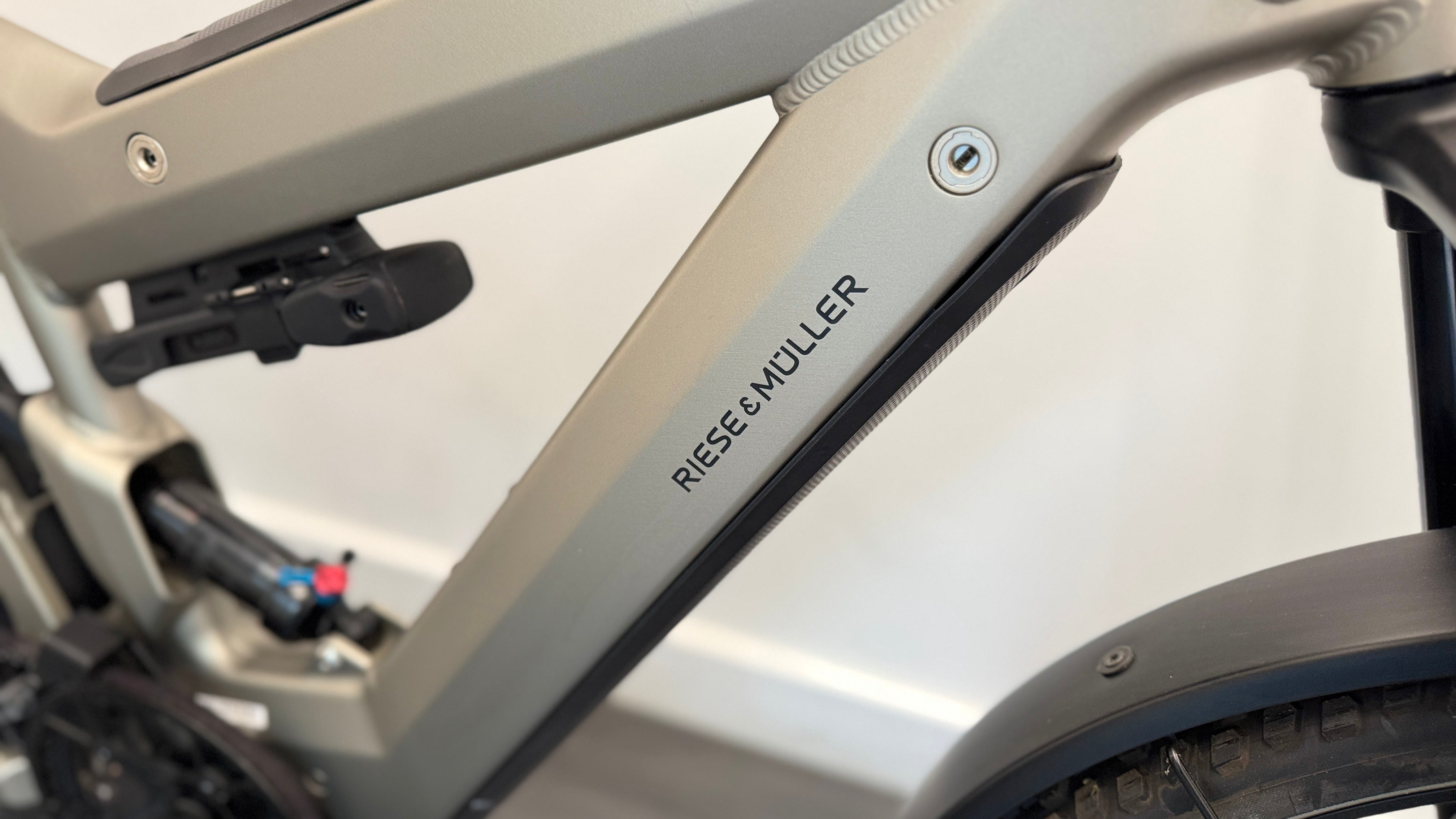 Riese and Muller Superdelite GT rohloff Belt Drive 51cm MEDIUM Bosch Nyon 1125Wh Electric Bike Warm Silver