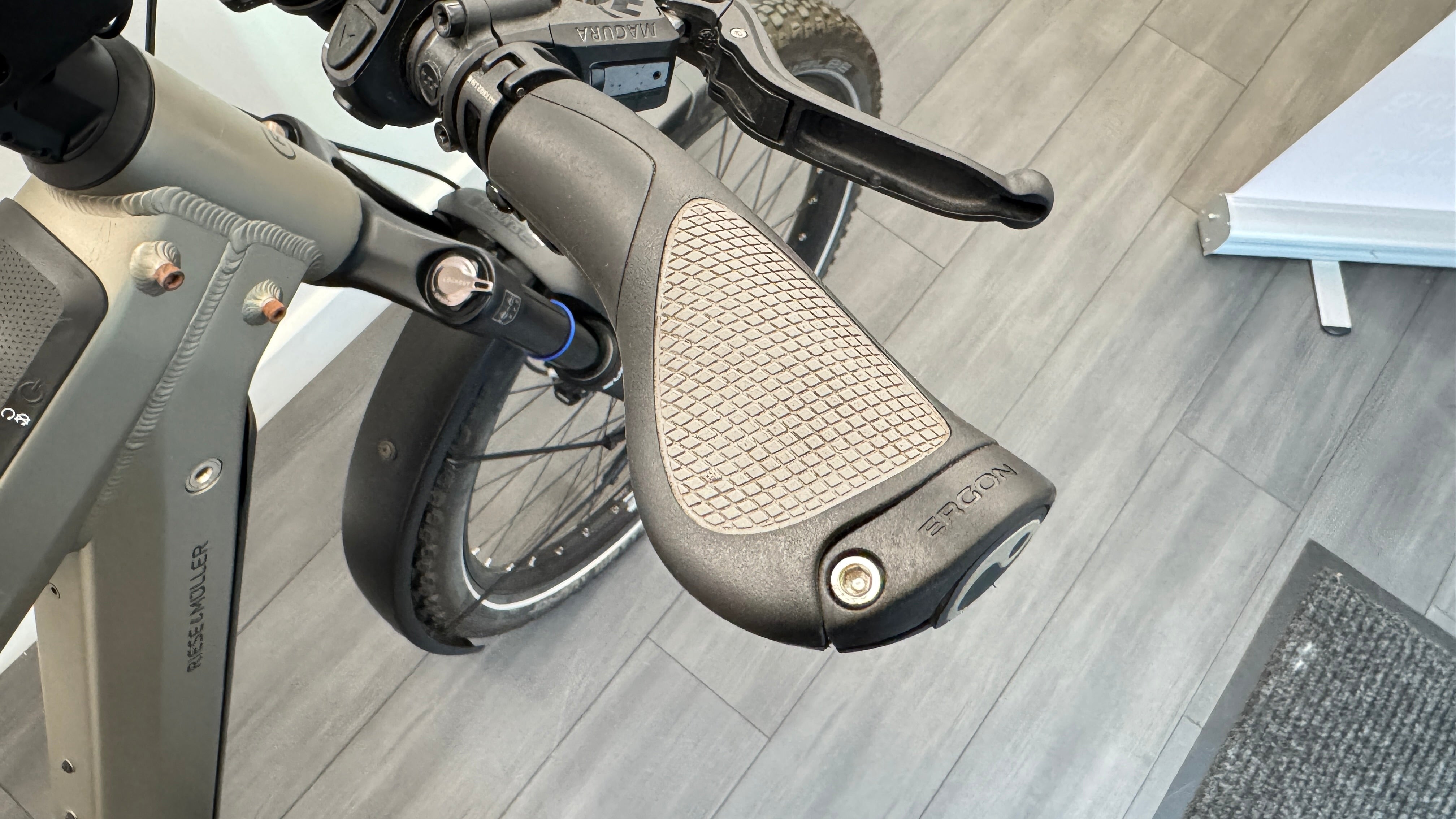 Riese and Muller Superdelite GT rohloff Belt Drive 51cm MEDIUM Bosch Nyon 1125Wh Electric Bike Warm Silver