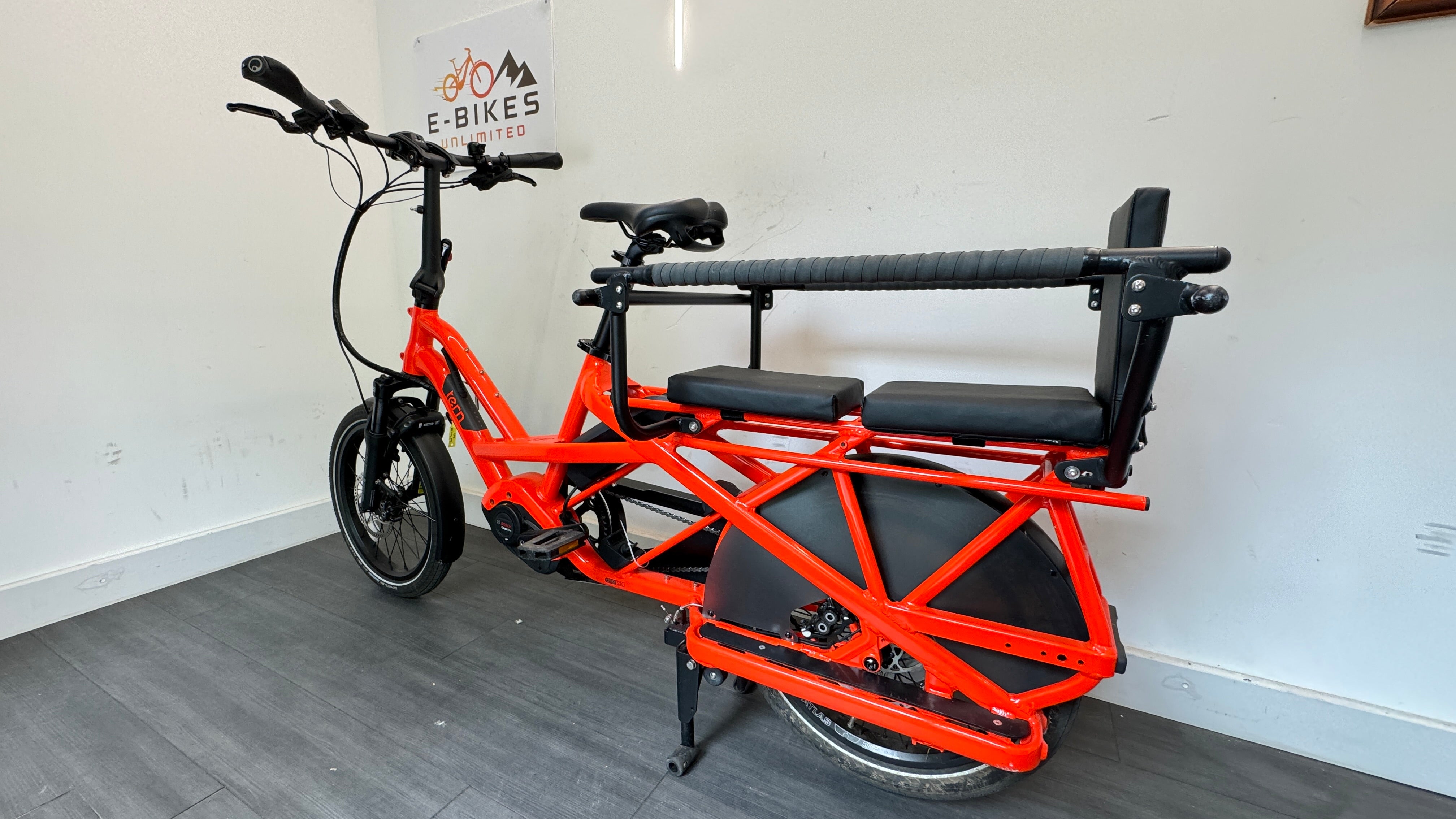 Tern Quick GSD S10 Black E-cargo Bike Red With Clubhouse seat cushion 286 miles