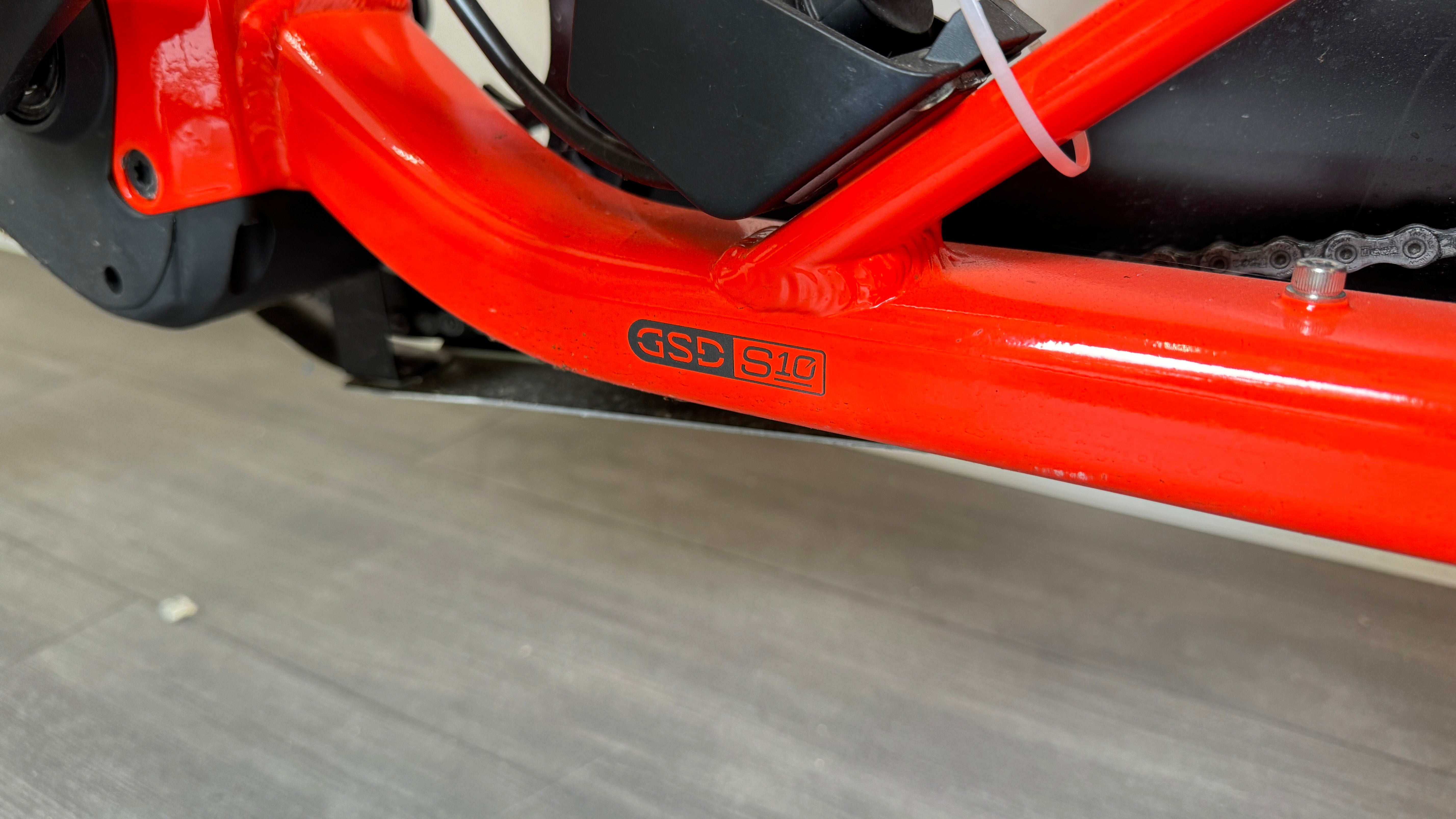 Tern Quick GSD S10 Black E-cargo Bike Red With Clubhouse seat cushion 286 miles
